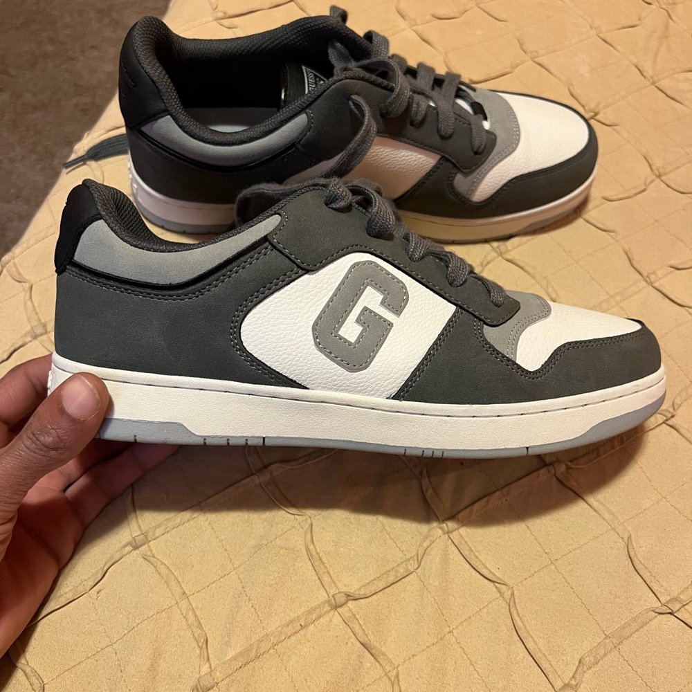 GUESS Men’s Sneakers Classic Low-Top Sneakers Modern and versatile design